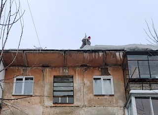 Боремся с наледью и снегом на крышах